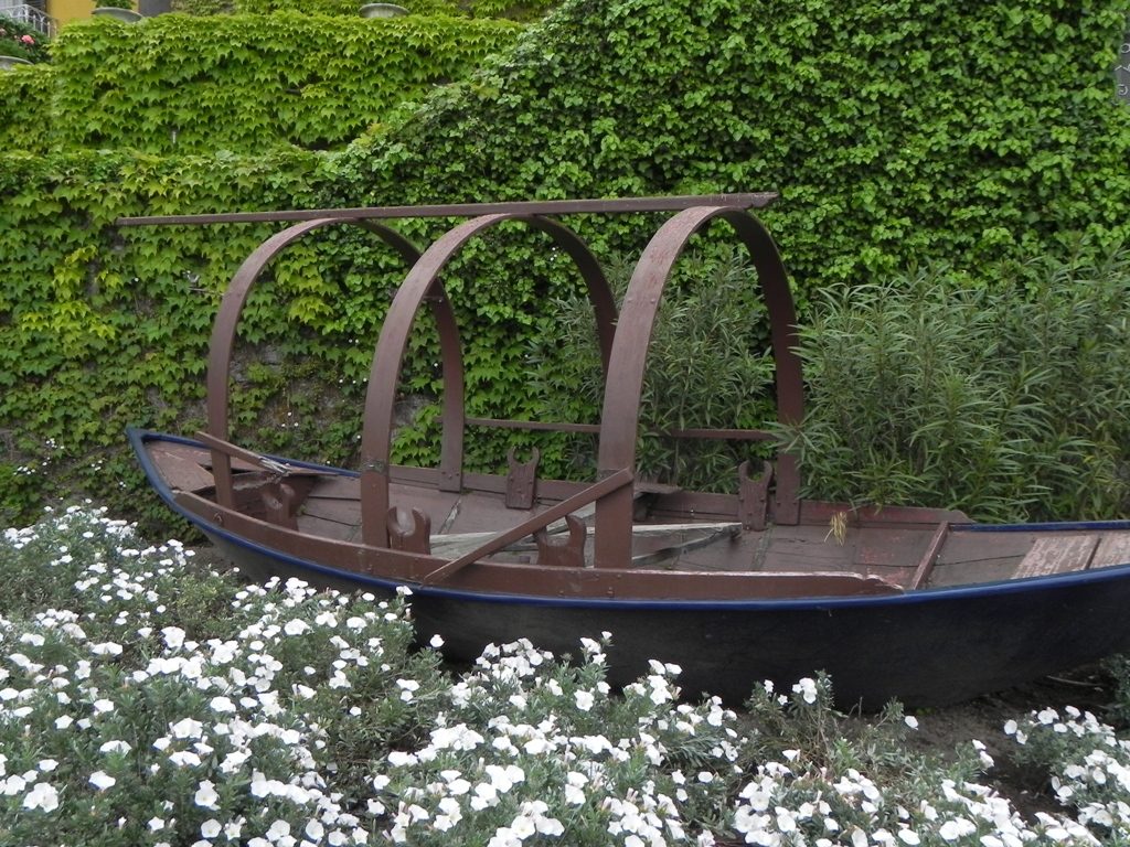 かつてのホロ付きボート