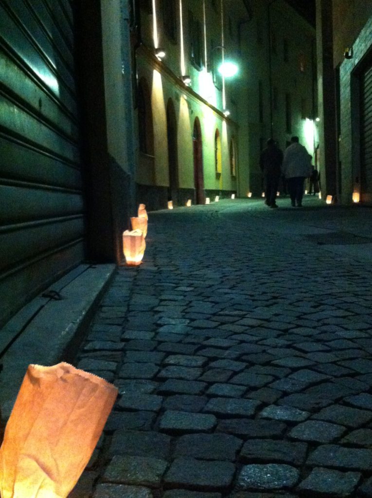 Tirano,centro storico illuminato con le candelle