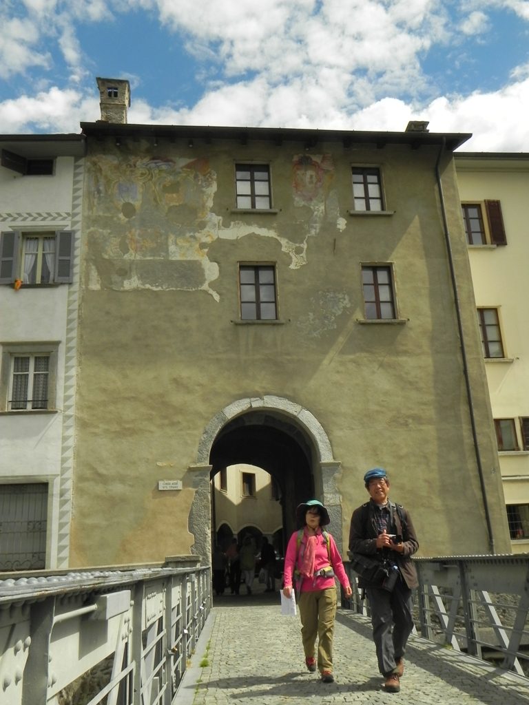 Tiranoに残る城門の一つ Porta Poschiavina ～ポルタ・ポスキアヴィーナ～ を背に。